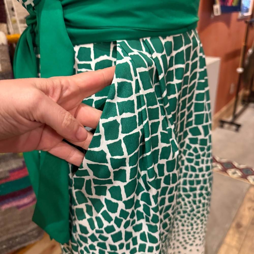 Chic Green Patterned Mini Dress - image 3